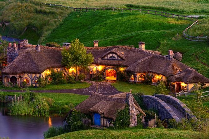 2 Day Waitomo Caves, Hobbiton Movie Set and Rotorua Tour from Auckland - Te Puia brings geothermal Rotorua to life