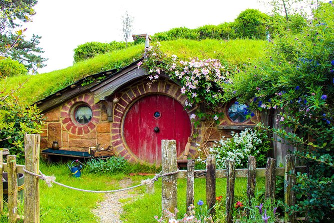 2 Day Waitomo Caves, Hobbiton Movie Set and Rotorua Tour from Auckland - The Māori evening is more than dinner