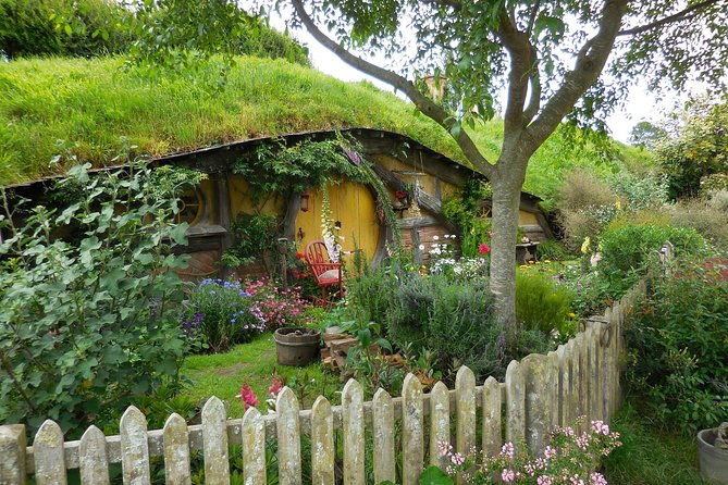 6hr Hobbiton Movie Set Tour - Departs Tauranga - Walking Through the Shire for Three Hours