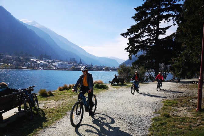 Arrowtown to Queenstown Bike Tour with Shuttle - Food stops, animals, and what to pack