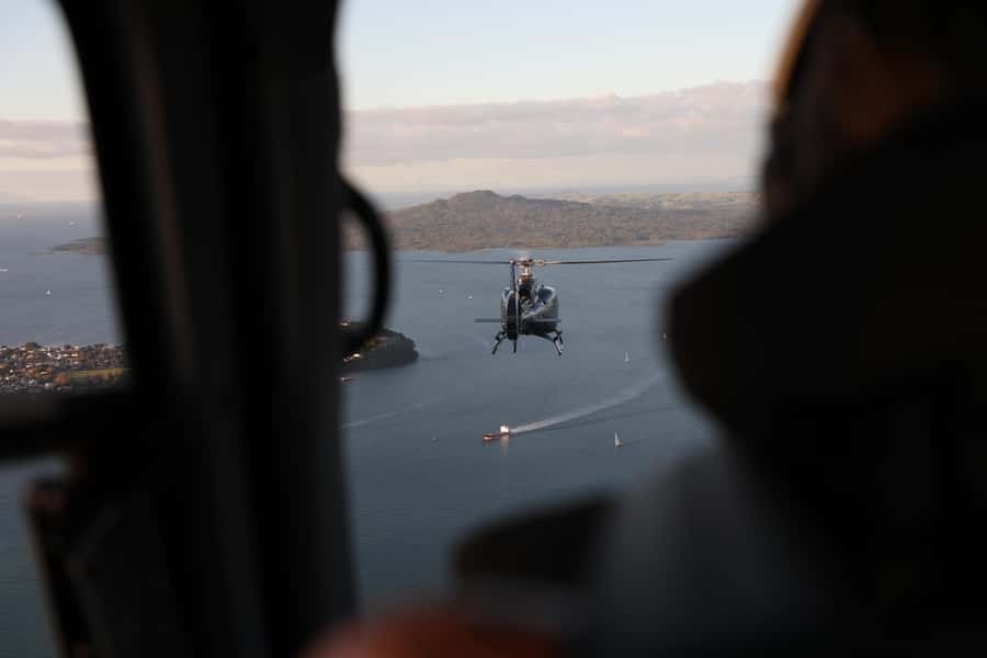 Auckland: 20min Helicopter scenic flight - City & Volcanoes - Across the Hauraki Gulf toward Rangitoto