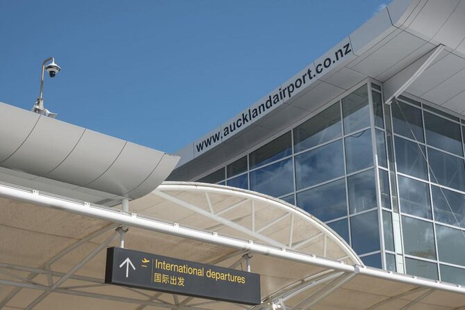 Auckland Airport Private Transfers with child car seats - Meeting the driver after an airport arrival