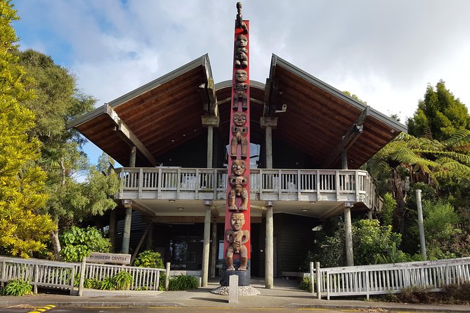 Auckland City Highlights, Afternoon Piha Beach & Rainforest Tour - Arataki Visitor Centre and Māori carvings