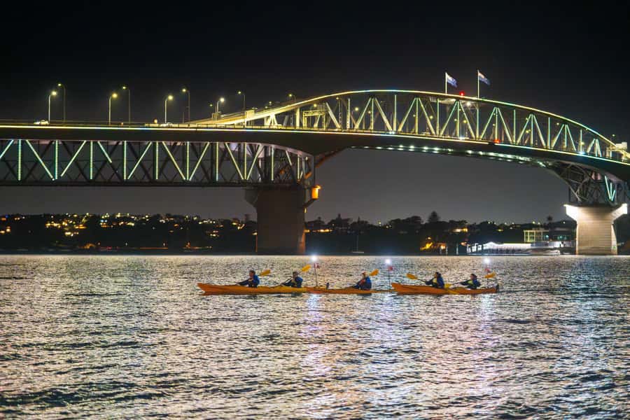 Auckland: City Lights Night Kayak Tour - Westhaven Marina with the last daylight