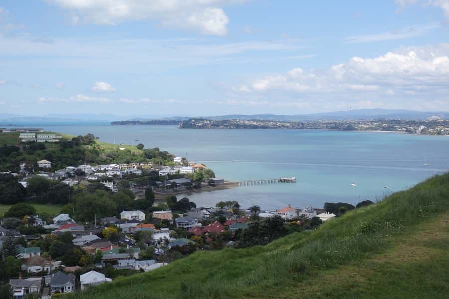 Auckland: Full-Day City Highlights Tour - Morning pickup and a comfortable 12-seater