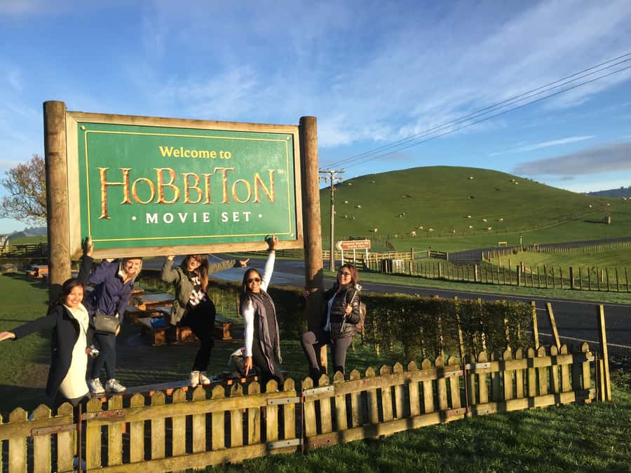 Auckland: Hobbiton and Rotorua Day Tour including Te Puia - The real value of the $256 price
