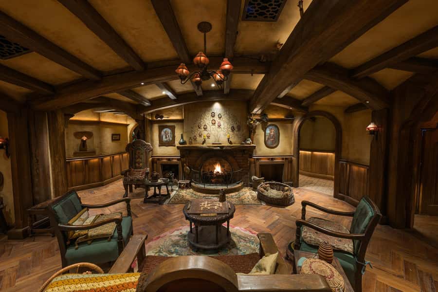 Auckland: Hobbiton Movie Set Day Trip with Festive Lunch - A drink at the Green Dragon Inn