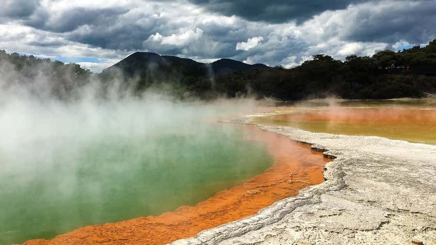 Auckland: Hobbiton, Rotorua and Wai-O-Tapu Day Tour - Wai-O-Tapu and the smell of sulfur