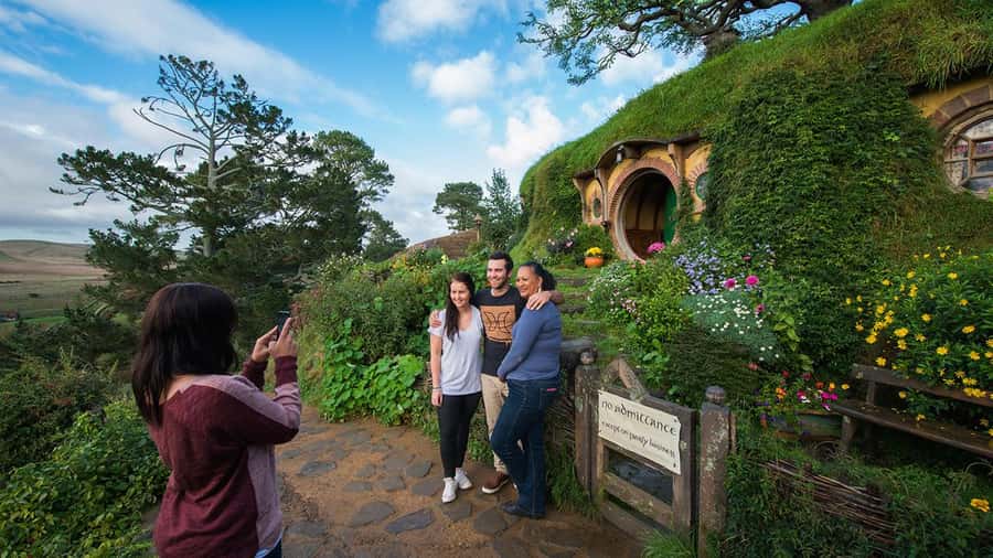 Auckland: Hobbiton, Waitomo Caves, and Rotorua 1-Way Tour - A quick stop at Big Bird