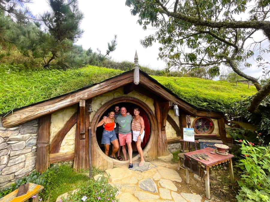 Auckland: Hobbiton & Waitomo Caves Small-Group Tour & Lunch - Auckland pickup and the long road south