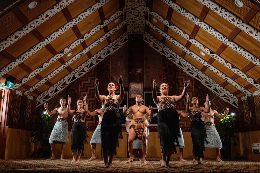 Auckland: Rotorua Wai-O-Tapu, Te Puia with Haka - Lady Knox Geyser: a dramatic first display