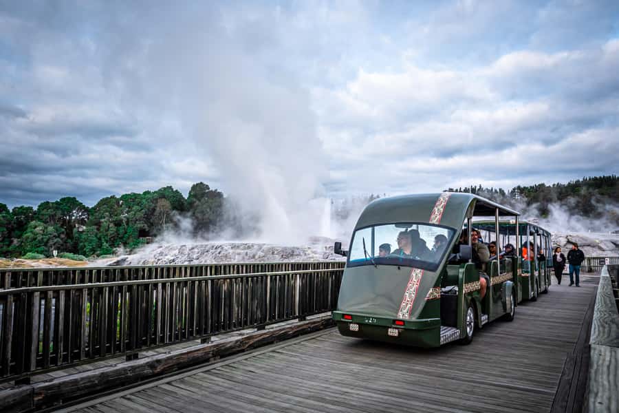 Auckland: Rotorua Wai-O-Tapu, Te Puia with Haka - Lakes, scenery, and what you may see between stops