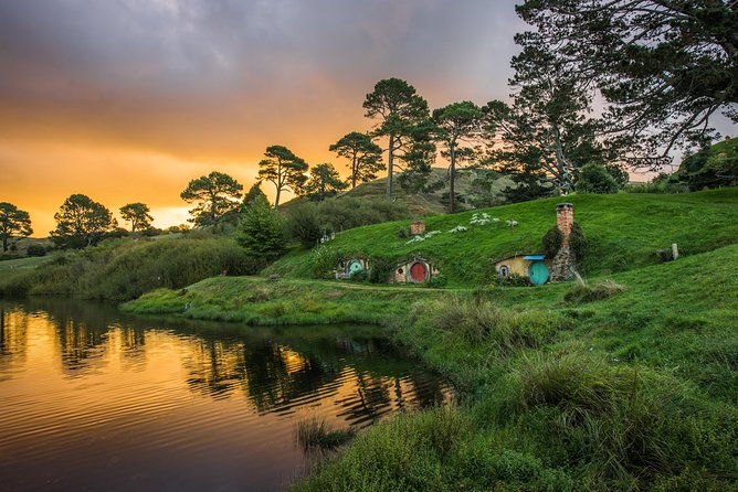 Auckland to Hobbiton Movie Set and Rotorua's Geothermal Valley - Te Puia: geysers, mud pools, Maori culture, and kiwi