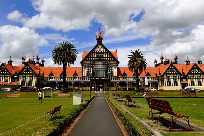 Auckland to Rotorua, Hobbiton and Waitomo 1 Way Small Group Tour - Hobbiton Movie Set and a three-hour visit