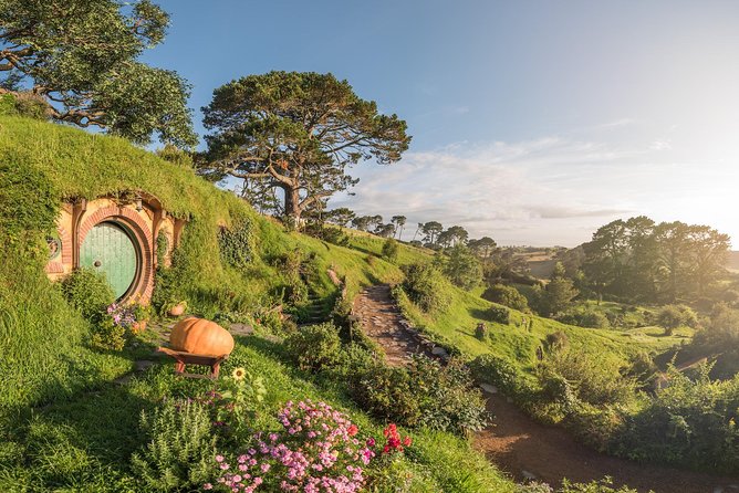 Auckland to Rotorua via Hobbiton Small Group Tour (One Way) - A quick look at Lake Rotorua and the Government Gardens