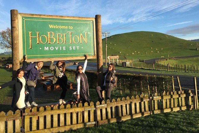Auckland to Rotorua via Hobbiton Small Group Tour (One Way) - Starting in Auckland at 6:00 am