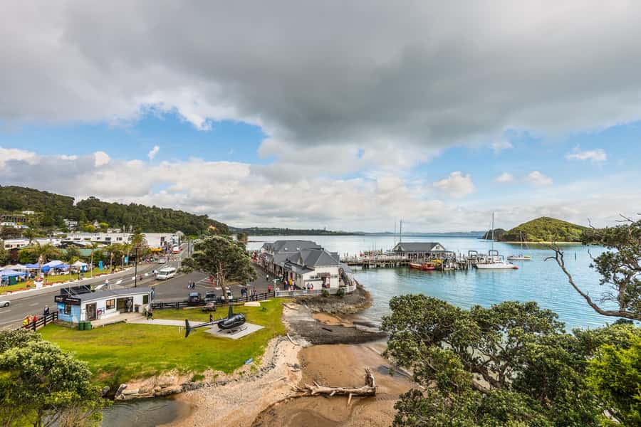 Bay of Islands: 1 Hour Scenic Bay of Islands Tour - The local guide makes the short schedule work