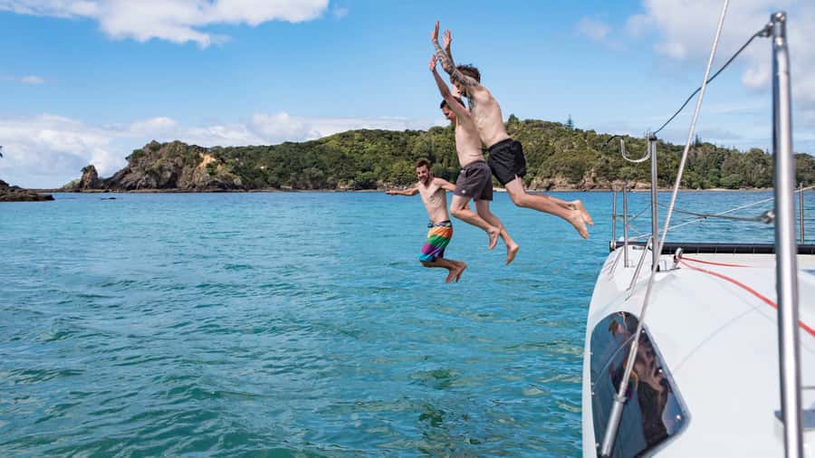 Bay of Islands 2-Hour Sundowner Evening Sailing Cruise - The first 15 minutes: leaving Paihia under sail