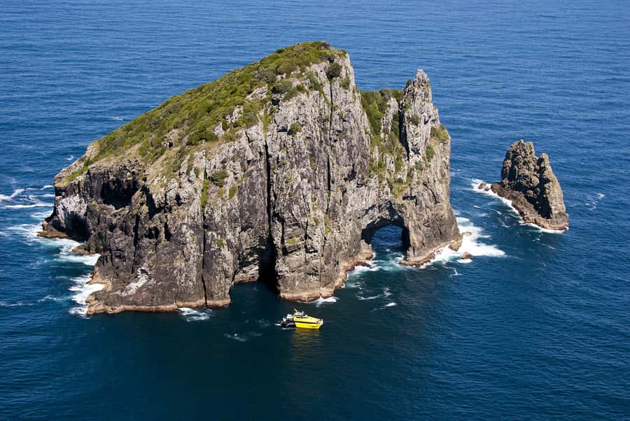 Bay of Islands: Discover the Bay Cruise with Island Lunch - Boarding at Paihia and settling onto the power cat