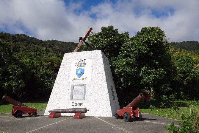 Captain Cook and Dolphin Cruise - Boat comfort, seating, and the misleading sailing-ship image