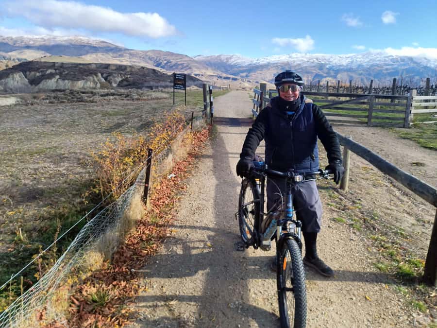 Cromwell: Lake Dunstan Trail Bike Rental and Luxury Shuttle - The final section into Clyde