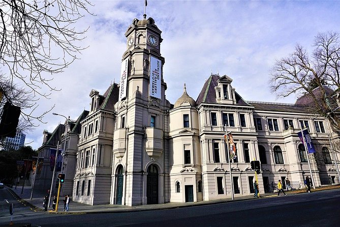 Explore Auckland: Self Guided Audio Tour - Albert Park and the Gateway sculpture