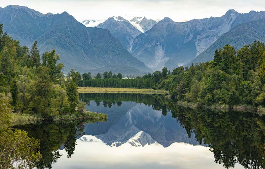 Franz Josef: Half-Day Nature Tour to Lake Matheson - Walking the lake with a guide
