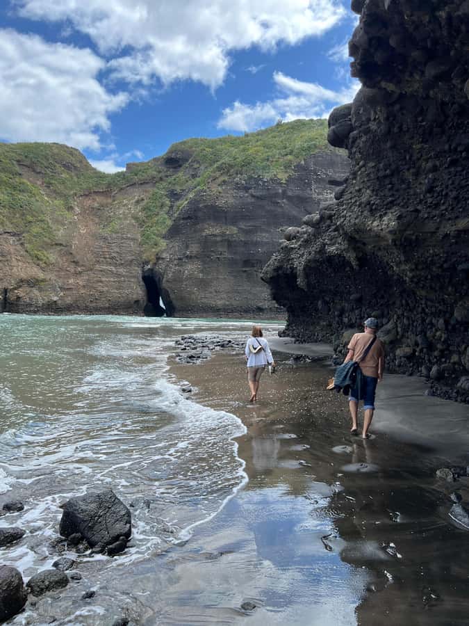 From Auckland: Guided Tour of Piha with Scenic Beach Walks - South Piha: black sand, cliffs, and sea caves