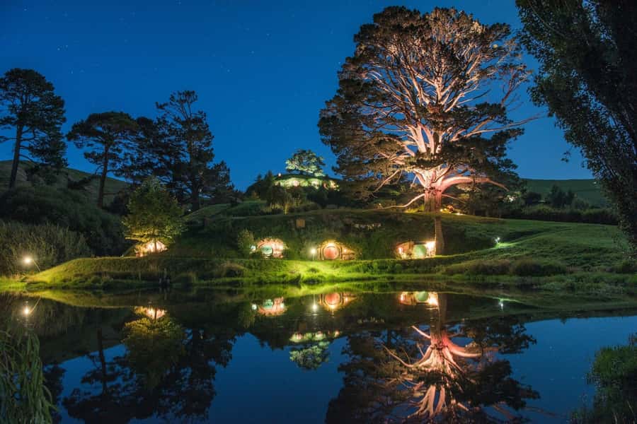 From Auckland: Hobbiton Movie Set - Private Tour - Late afternoon light and a late return