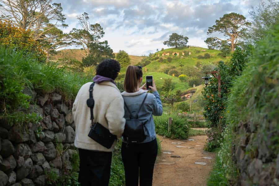 From Auckland: Hobbiton Movie Set Trip with Guided Tour - Shire’s Rest Café and the official Hobbiton entrance