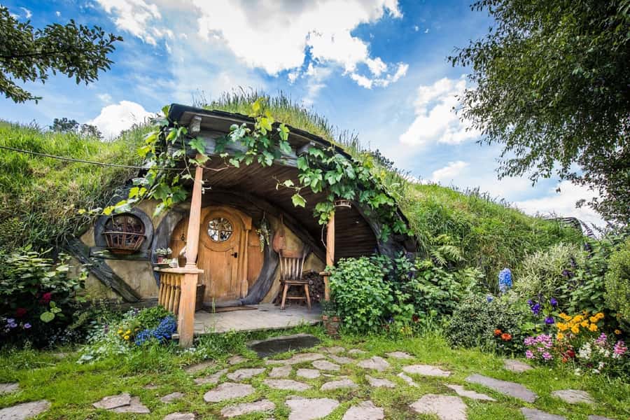 From Auckland: Hobbiton & Waitomo Caves Day Trip with Lunch - Entering the Shire at Hobbiton