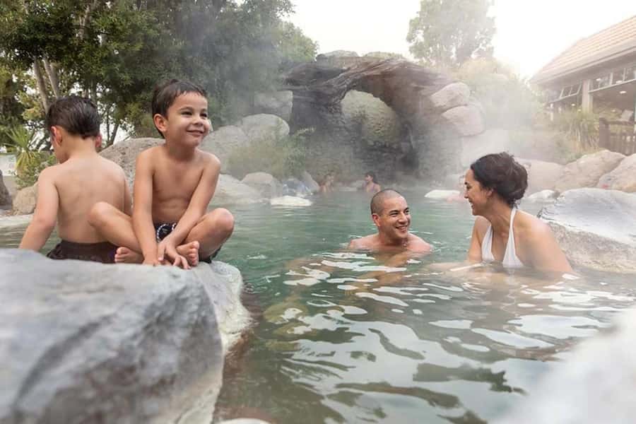 From Auckland: Wai-O-Tapu & Polynesian Spa Rotorua Day Tour - A short look at Rotorua’s lakes and volcanic setting