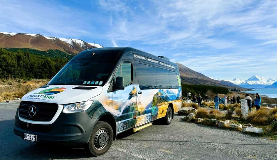 From Queenstown: Mount Cook Heli-Hike and Bus Tour Combo - The guide and group experience