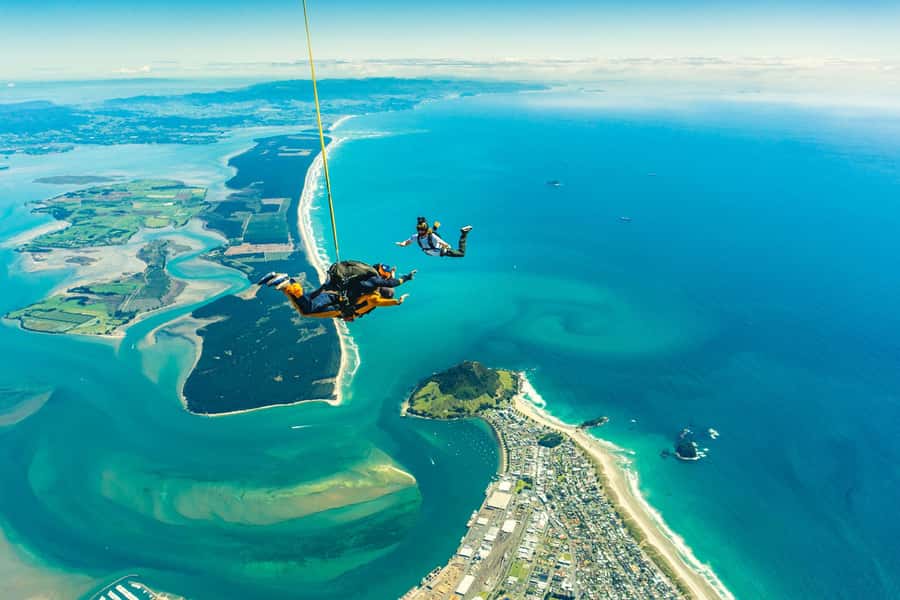 From Tauranga: Skydive over Mount Maunganui - The scenic flight over Mauao and Mount Maunganui