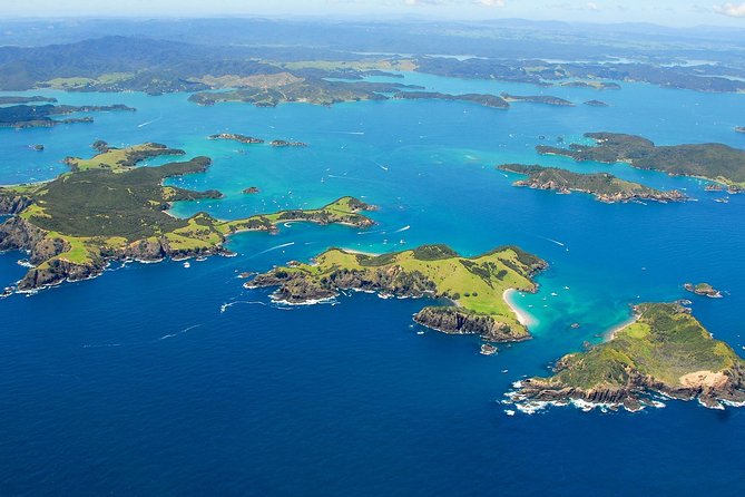Group tour to Bay of Islands return from Auckland - Arriving in Paihia and boarding the cruise