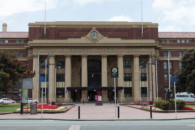 Guided Small Group Walking Tour in Wellington - Parliament grounds and New Zealand politics
