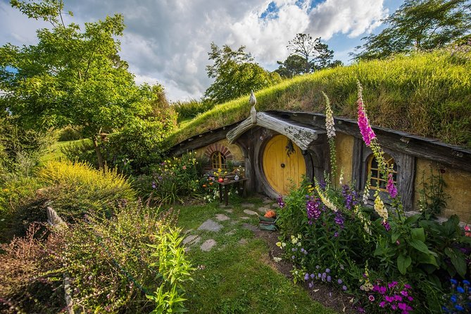 Hobbiton Movie Set Small Group Fully Guided Day Tour from Auckland - A drink inside the Green Dragon Inn