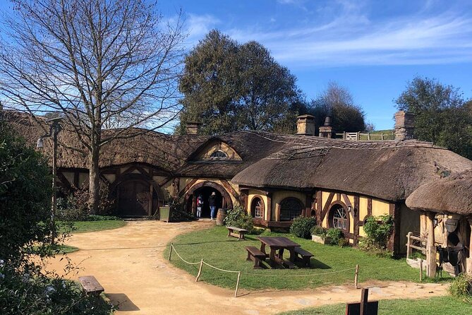Hobbiton movie set tour and a lot more beautiful NZ sights - Food, drinks, and the Green Dragon stop