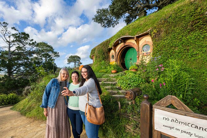Hobbiton & Rotorua Māori Village with Lunch from Auckland - Whakarewarewa Village: culture beside boiling ground
