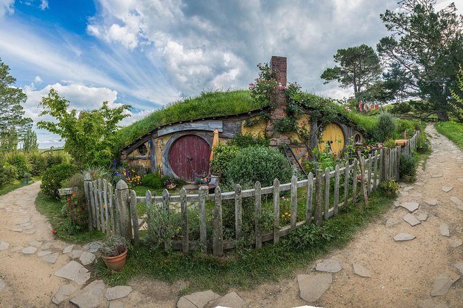 Hobbiton & Waitomo Caves Guided Day Trip from Auckland incl lunch - Walking through Hobbiton’s 1,250-acre farm