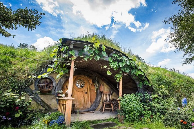 Hobbiton & Waitomo Caves Guided Day Trip from Auckland incl lunch - Entering the Waitomo Glowworm Caves