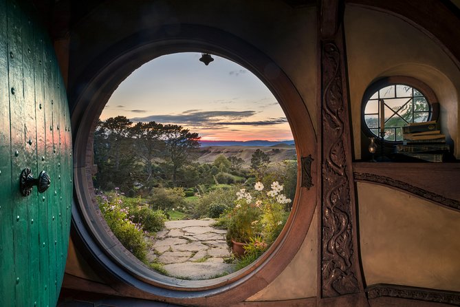 Hobbiton & Waitomo Caves Guided Tour from Auckland with Lunch - The big picture: two attractions, one very full day