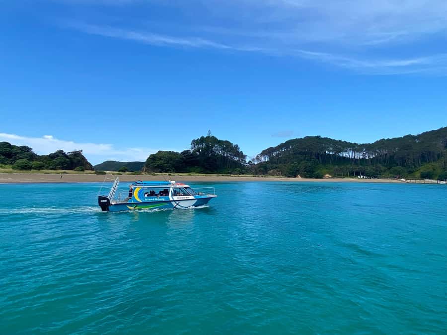 Hole in the Rock Tour & Bay of Islands Cruise - Crew, Commentary, and Onboard Comfort