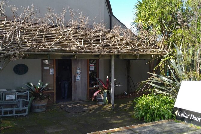 Kumeu Winery Boutique Tour with Gourmet Lunch from Auckland - What the small group and guide add