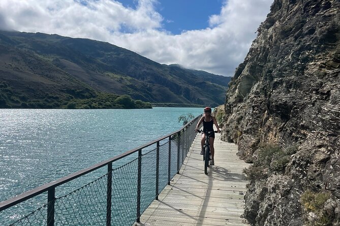 Lake Dunstan Cycleway Bike Rental And Return Shuttle - Arriving in historic Clyde