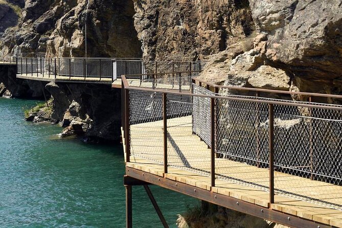Lake Dunstan Cycleway with E-Bike hire and Shuttle service - Cliff clip-ons and Central Otago views