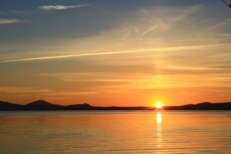 Lake Taupo: 1.5-Hour Maori Rock Carvings 5:00 PM Cruise - Cruising past Lake Taupo’s bays