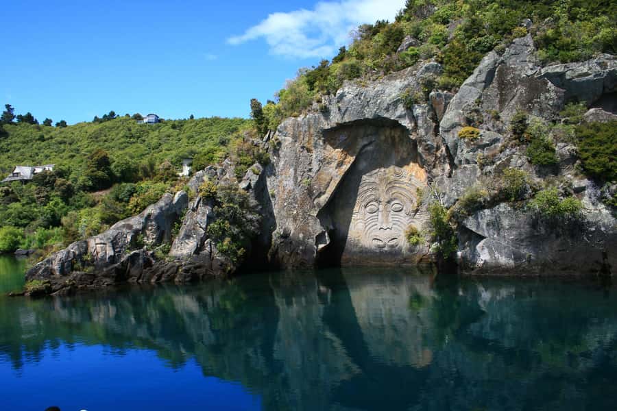 Lake Taupo: 1.5-Hour Maori Rock Carvings 5:00 PM Cruise - Finding your best seat on the two-level boat