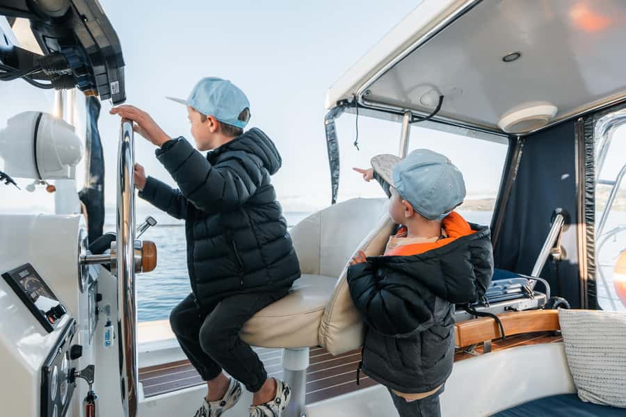 Lake Taupo: Luxury Sailing Catamaran to Māori Rock Carvings - Drinks, snacks, and the onboard atmosphere