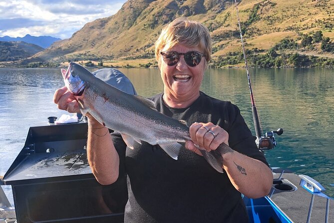 Lake Wakatipu Queenstown: 3 Hour Fishing Adventure by Boat - Why the six-person limit matters
